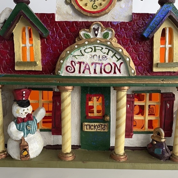 Kurt Adler North Santa’s North Pole Station Lights Up - Picture 7 of 16
